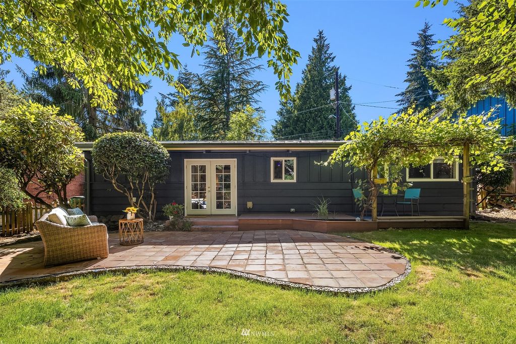 Photo of 10746 Bartlett Avenue NE, Seattle, WA 98125 (MLS # 1973796)