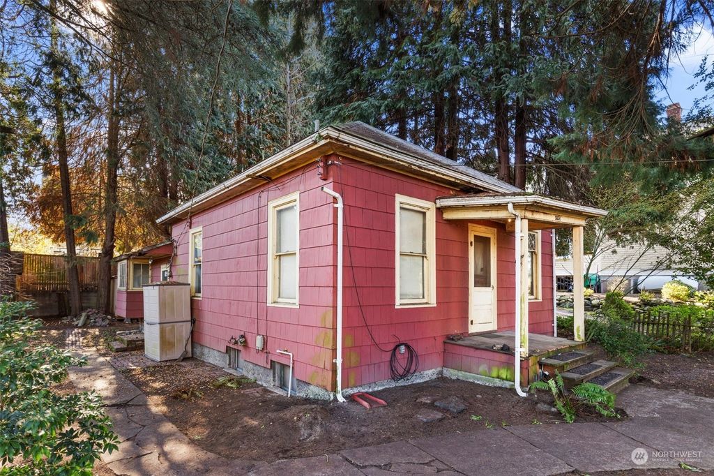 Photo of 5834 Woodlawn Avenue N, Seattle, WA 98103 (MLS # 2207872)