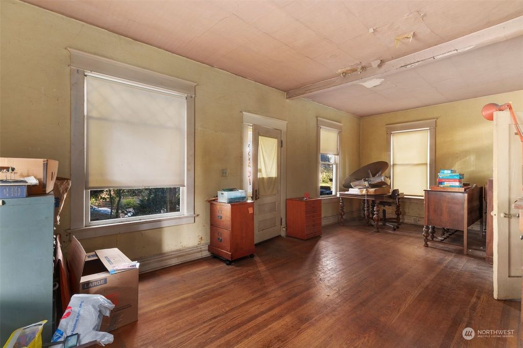 Photo of 5834 Woodlawn Avenue N, Seattle, WA 98103 (MLS # 2207872)