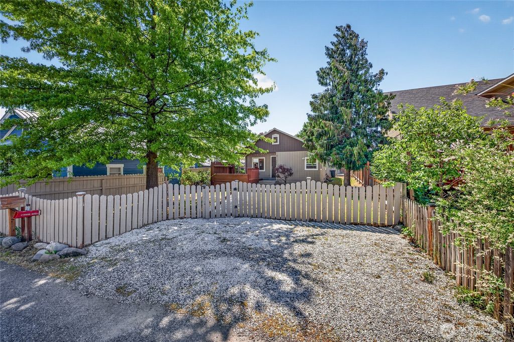 Photo of 308 Riverside Drive, Cashmere, WA 98815 (MLS # 2522708)