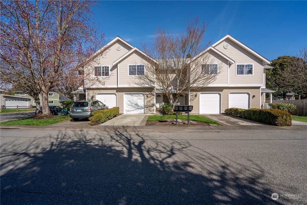 Photo of 170 NW Alder Place #2, Issaquah, WA 98027 (MLS # 2212085)