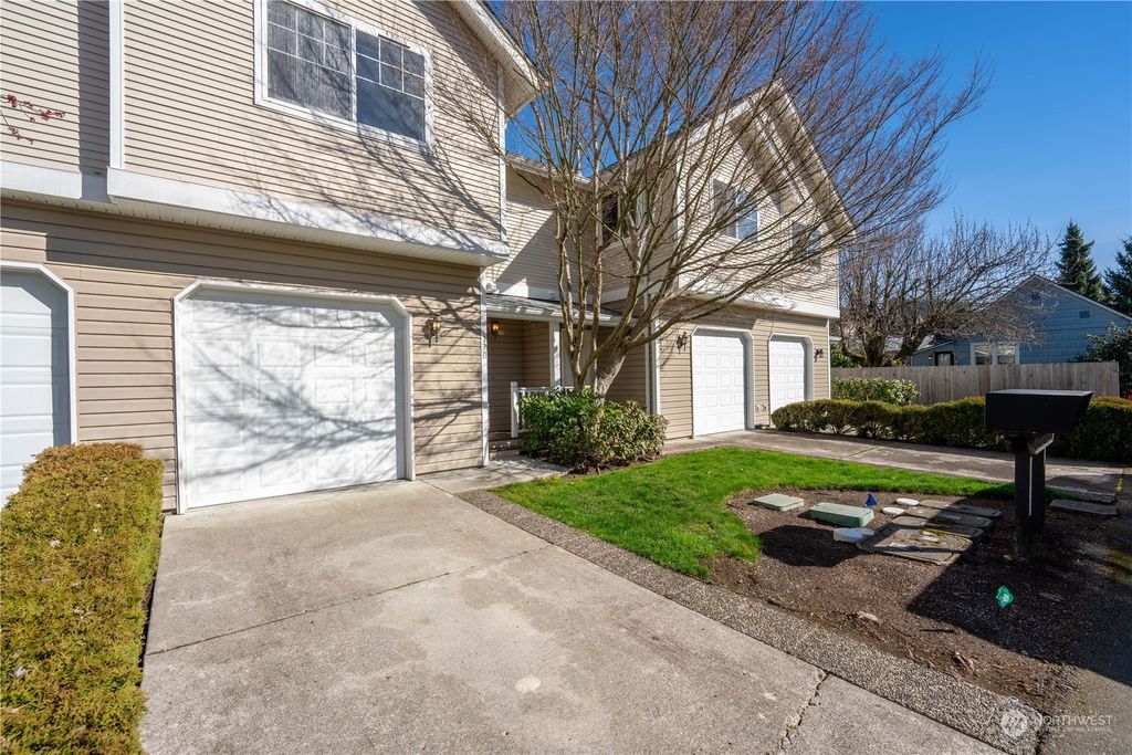 Photo of 170 NW Alder Place #2, Issaquah, WA 98027 (MLS # 2212085)