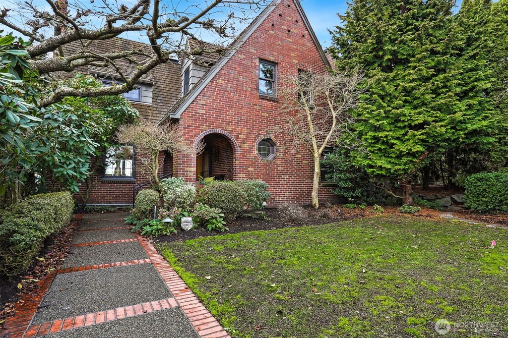 Photo of 2301 Rosemont Place W, Seattle, WA 98199 (MLS # 2518916)