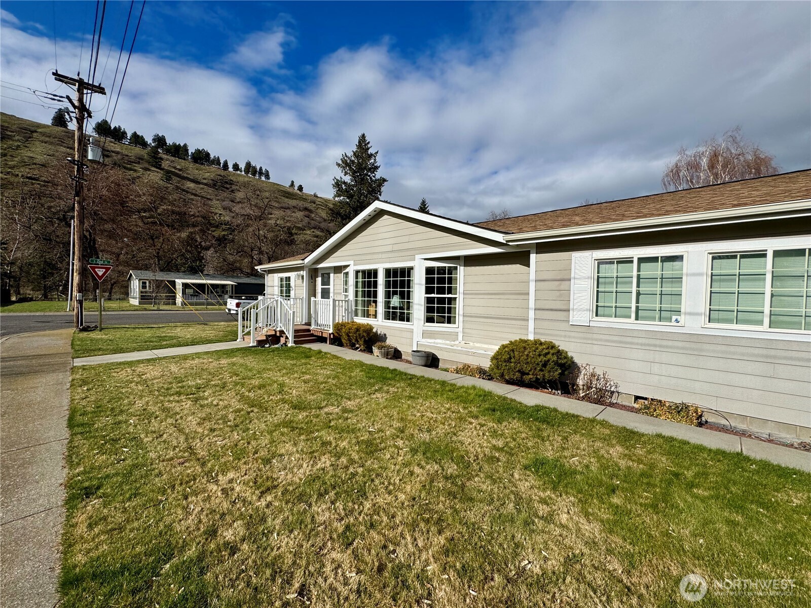 301 E Touchet Street