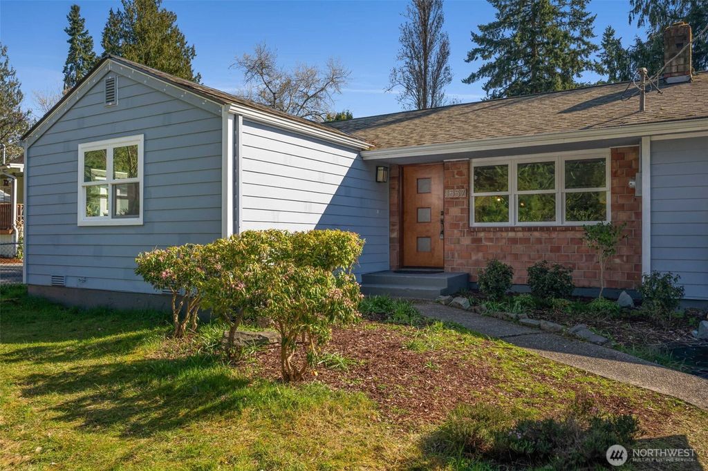 Photo of 1557 NE 171st Street, Shoreline, WA 98155 (MLS # 2495989)