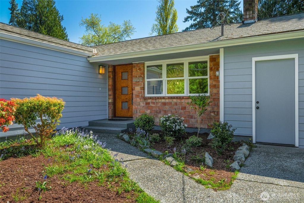 Photo of 1557 NE 171st Street, Shoreline, WA 98155 (MLS # 2495989)