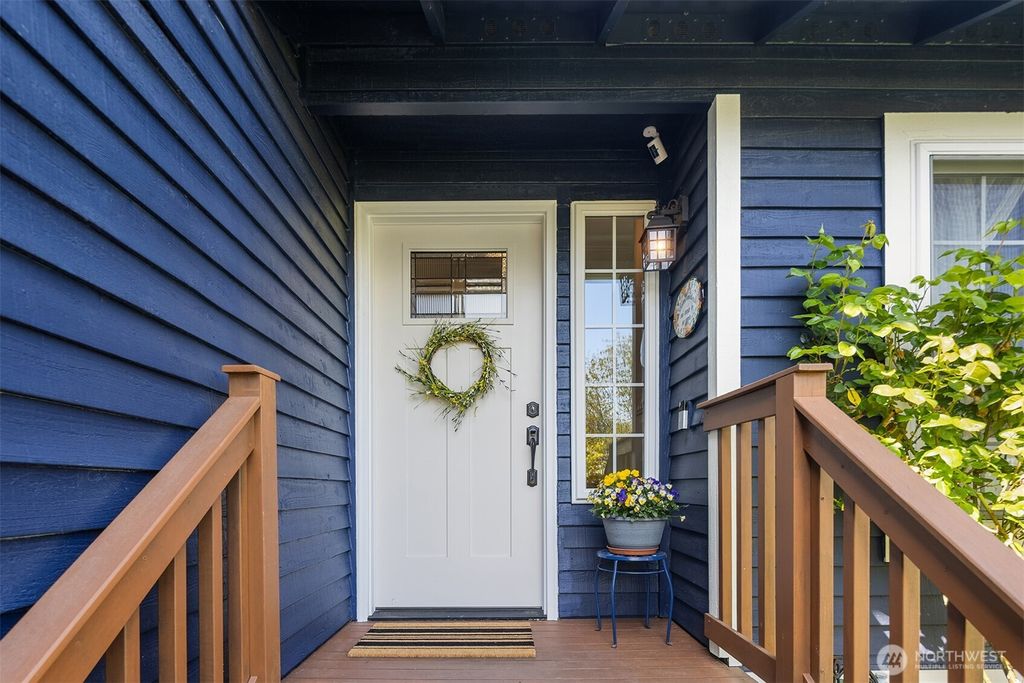 Photo of 914 223rd Court NE, Sammamish, WA 98074 (MLS # 2362915)