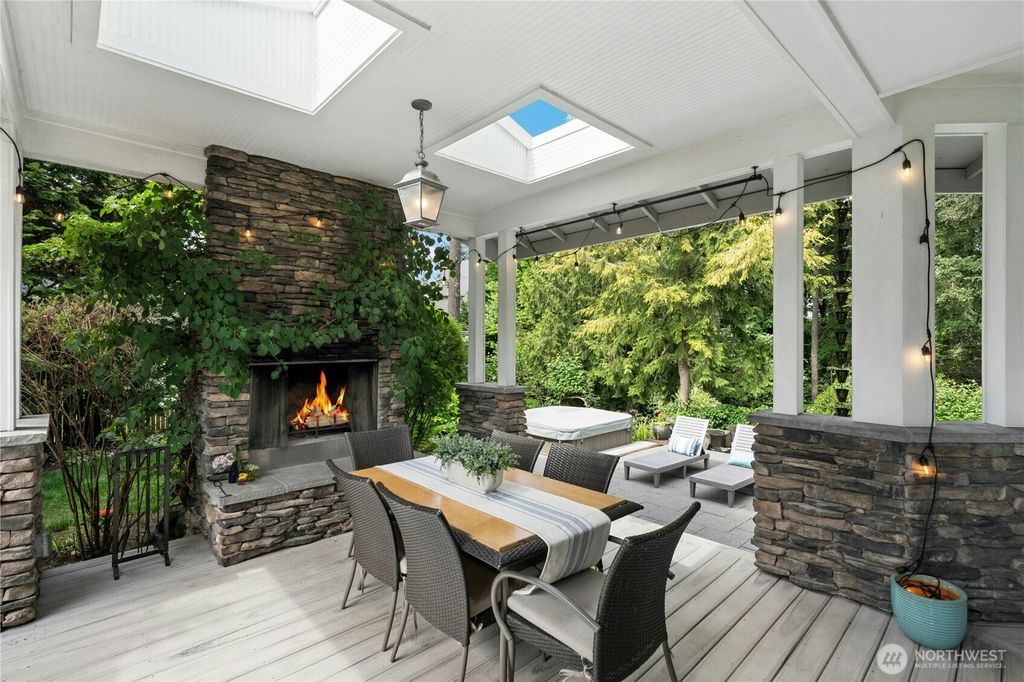Photo of 10806 SE 16th Street, Bellevue, WA 98004 (MLS # 2488182)
