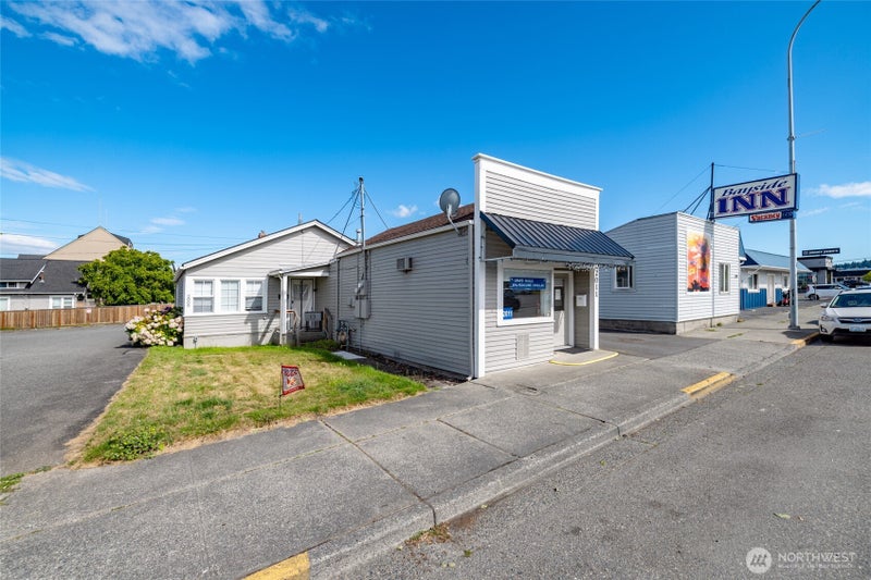 2001 Commercial Avenue