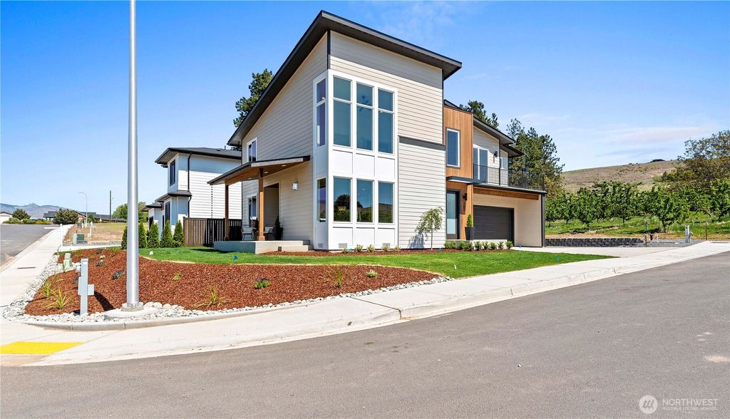 Photo of 107 Chadwick Street NW, East Wenatchee, WA 98802 (MLS # 2451763)