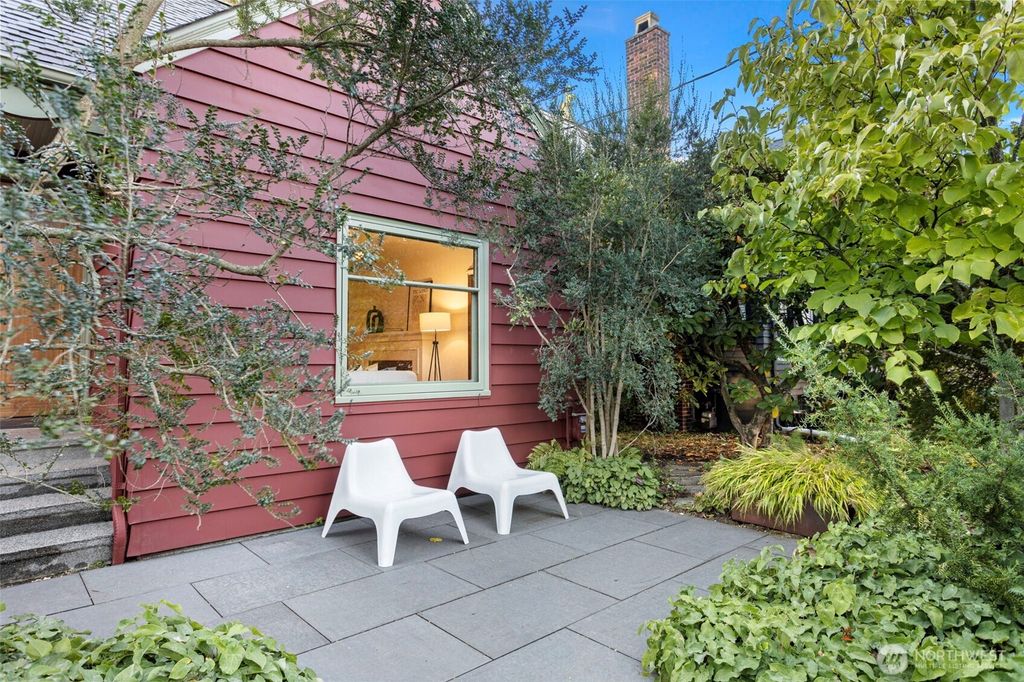 Photo of 917 Broadway E, Seattle, WA 98102 (MLS # 2444278)