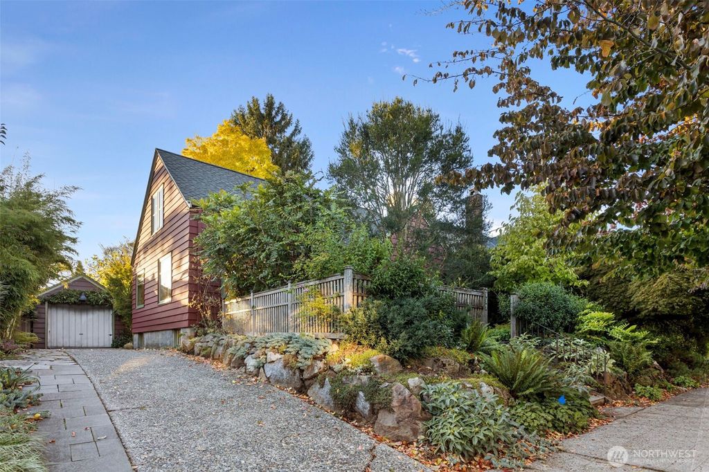 Photo of 917 Broadway E, Seattle, WA 98102 (MLS # 2444278)