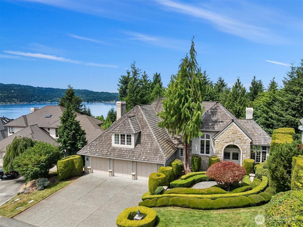Photo of 19524 SE 24th Place, Sammamish, WA 98075 (MLS # 2541151)