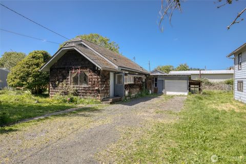 Photo of 314 E Schley Street, Aberdeen, WA 98520 (MLS # 2532772)