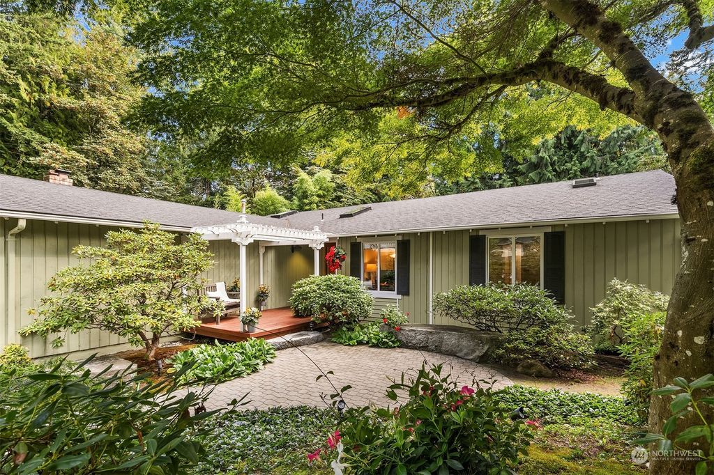 Photo of 17349 NE 34th Street, Redmond, WA 98052 (MLS # 2292307)