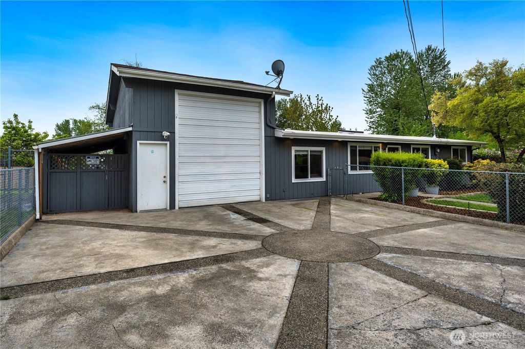 Photo of 11827 SE 276th Street, Kent, WA 98030 (MLS # 2367789)