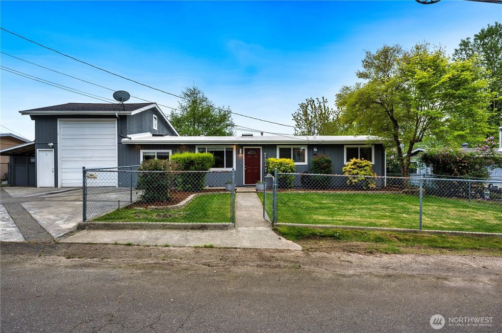 Photo of 11827 SE 276th Street, Kent, WA 98030 (MLS # 2367789)