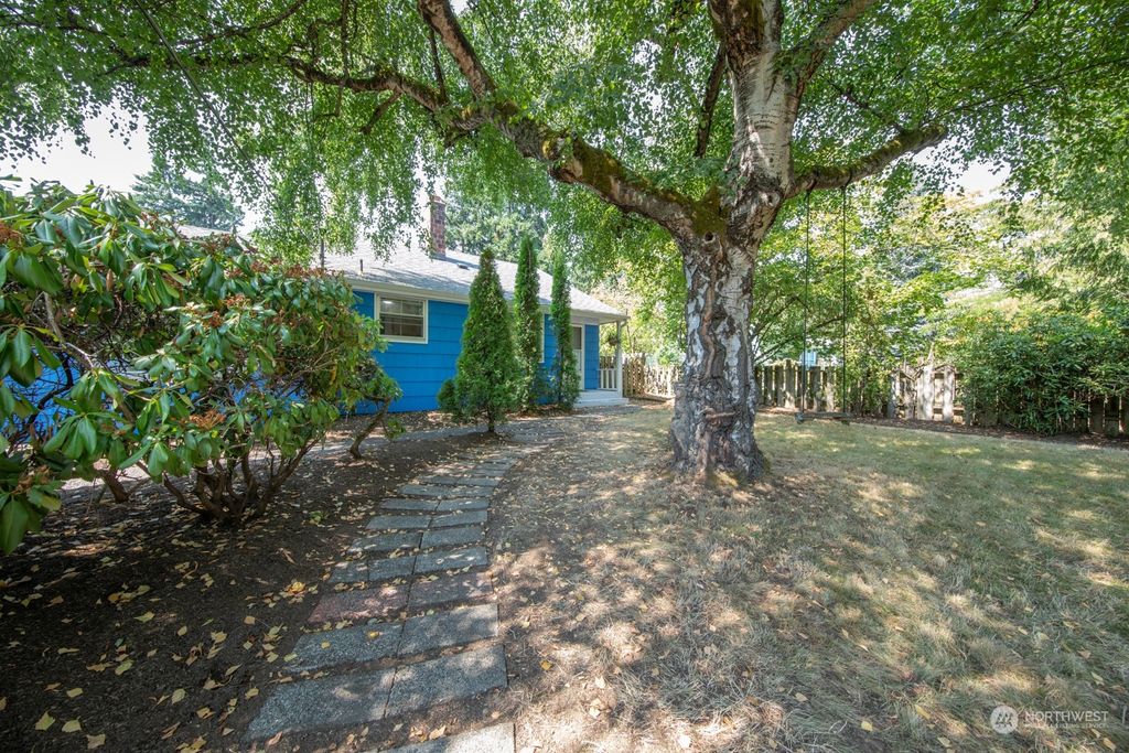 Photo of 12515 25th Avenue NE, Seattle, WA 98125 (MLS # 2149607)