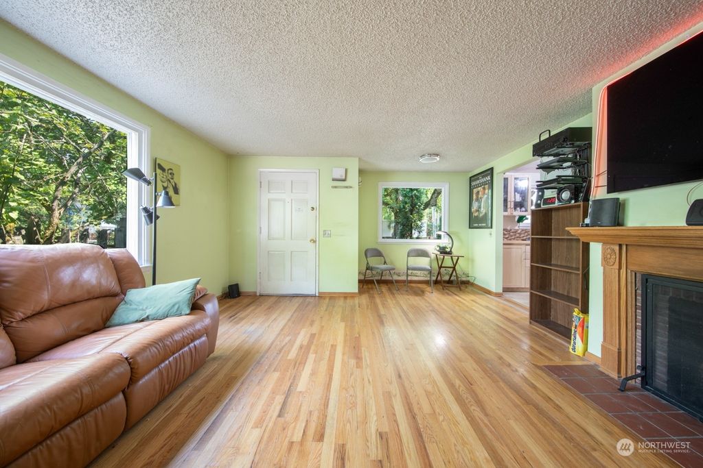 Photo of 12515 25th Avenue NE, Seattle, WA 98125 (MLS # 2149607)