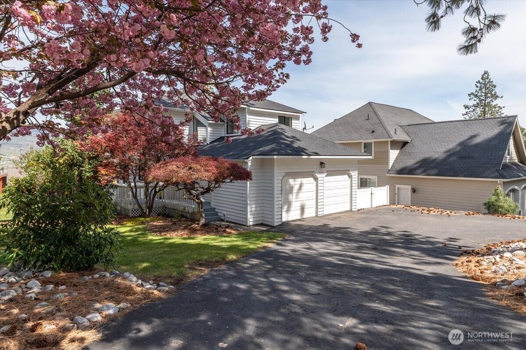 Photo of 4124 Lakeview Place, Chelan, WA 98816 (MLS # 2579056)