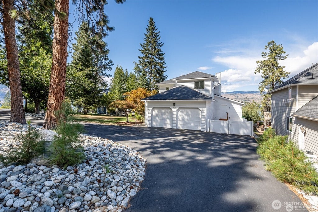 Photo of 4124 Lakeview Place, Chelan, WA 98816 (MLS # 2579056)