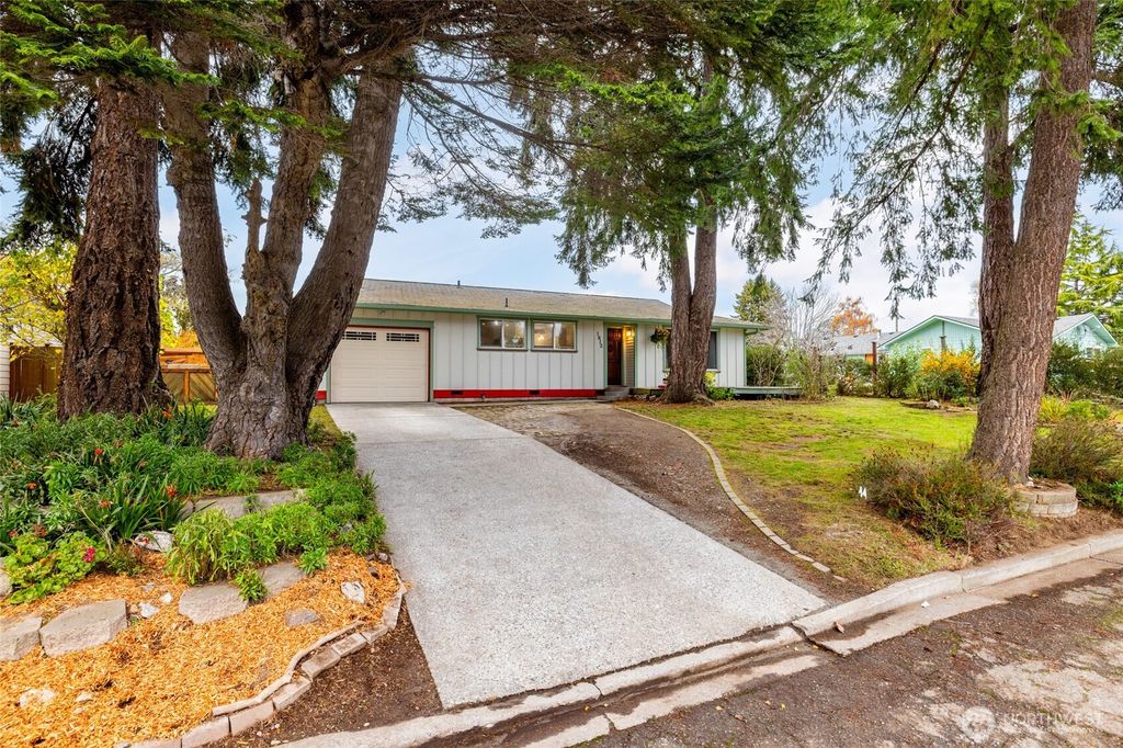 Photo of 1612 14th Street, Anacortes, WA 98221 (MLS # 2456776)