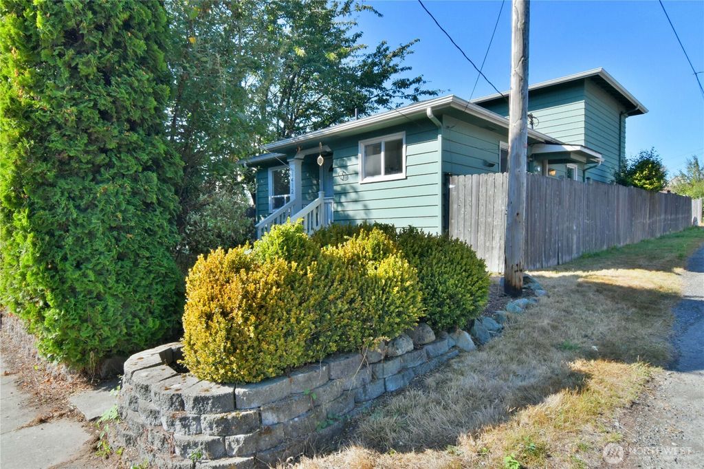 Photo of 1412 2nd Street, Snohomish, WA 98290 (MLS # 2433947)