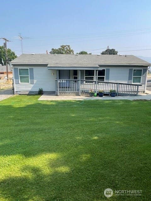 Photo of 327 Beach Street, Pateros, WA 98846 (MLS # 2570429)