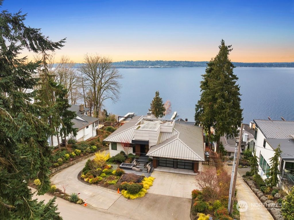 Photo of 1527 10th Street W, Kirkland, WA 98033 (MLS # 2198764)