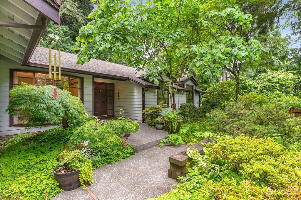 Photo of 18513 NE 26th Street, Redmond, WA 98052 (MLS # 2129859)