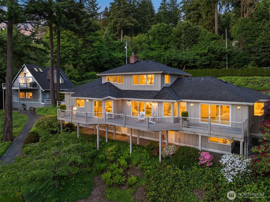 Photo of 16025 25th Avenue SW, Burien, WA 98166 (MLS # 2381691)