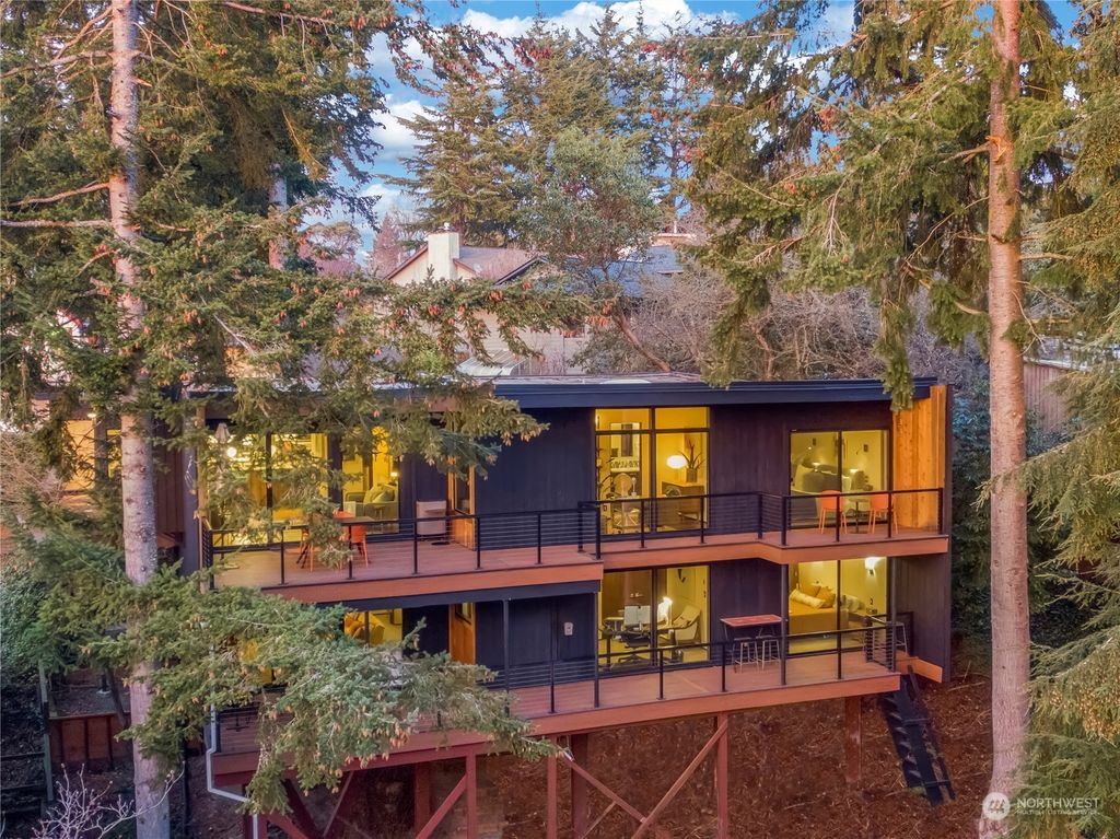 Photo of 3039 SW 116th Place, Burien, WA 98146 (MLS # 2037123)