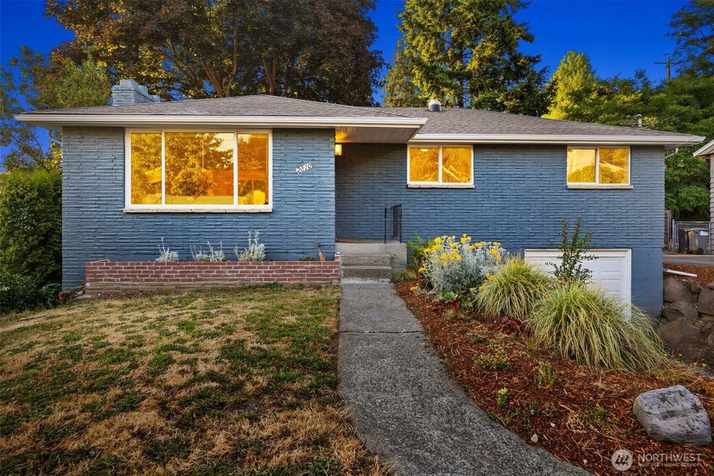 Photo of 2810 SW 112th Street, Seattle, WA 98146 (MLS # 2395710)