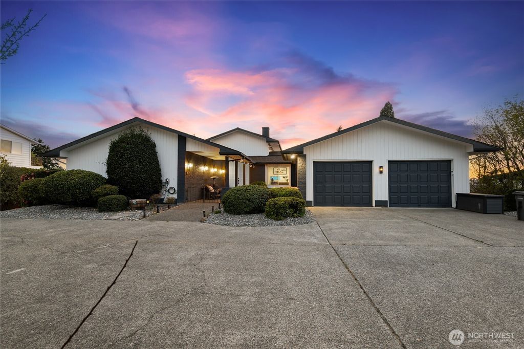 Photo of 18174 Brittany Drive SW, Normandy Park, WA 98166 (MLS # 2507514)
