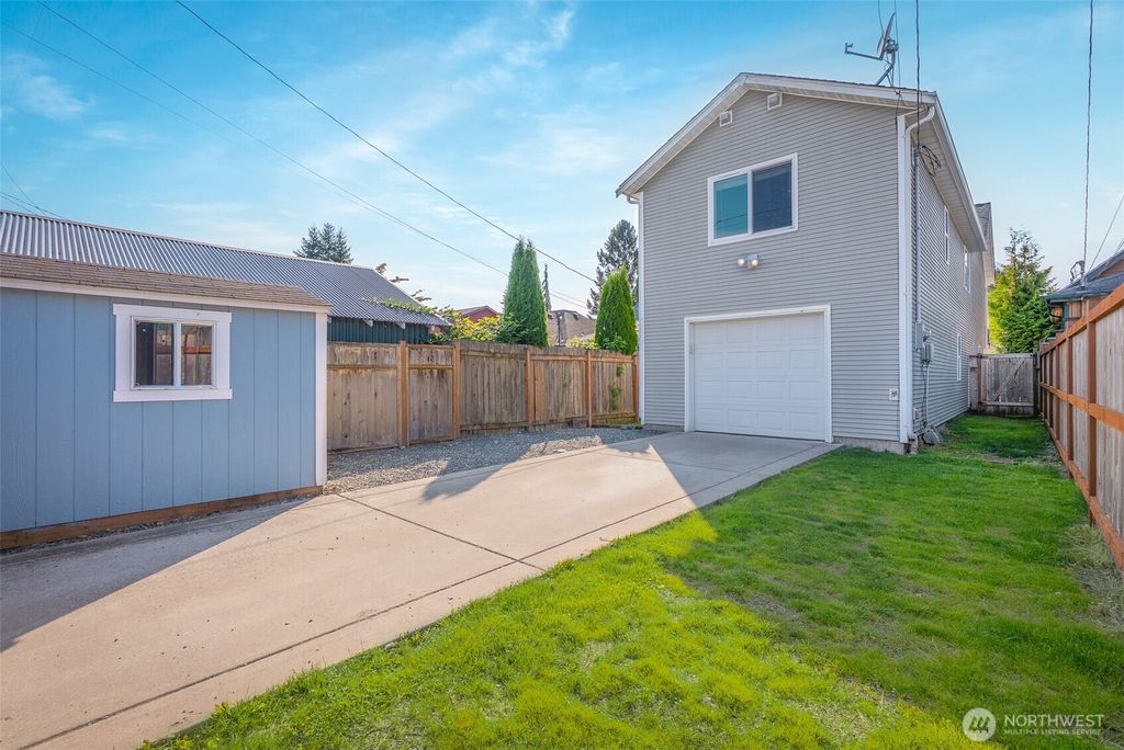 Photo of 2521 Chestnut Street, Everett, WA 98201 (MLS # 2429586)