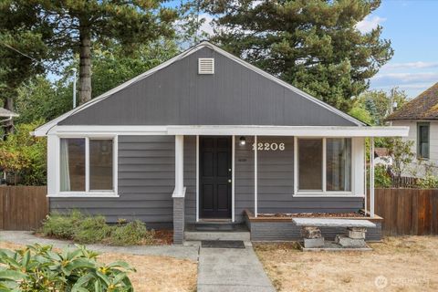 Photo of 12206 Fremont Avenue N, Seattle, WA 98133 (MLS # 2458458)