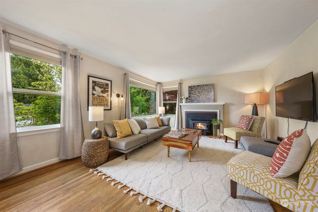 Photo of 11721 22nd Avenue NE, Seattle, WA 98125 (MLS # 2225877)