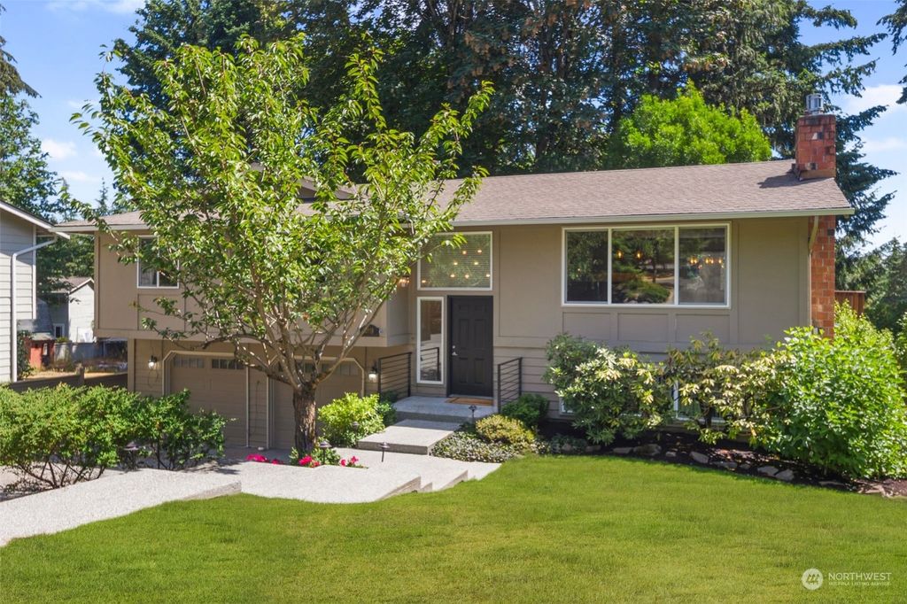 Photo of 10118 117th Place NE, Kirkland, WA 98033 (MLS # 2303426)