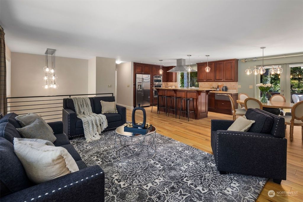 Photo of 10118 117th Place NE, Kirkland, WA 98033 (MLS # 2303426)