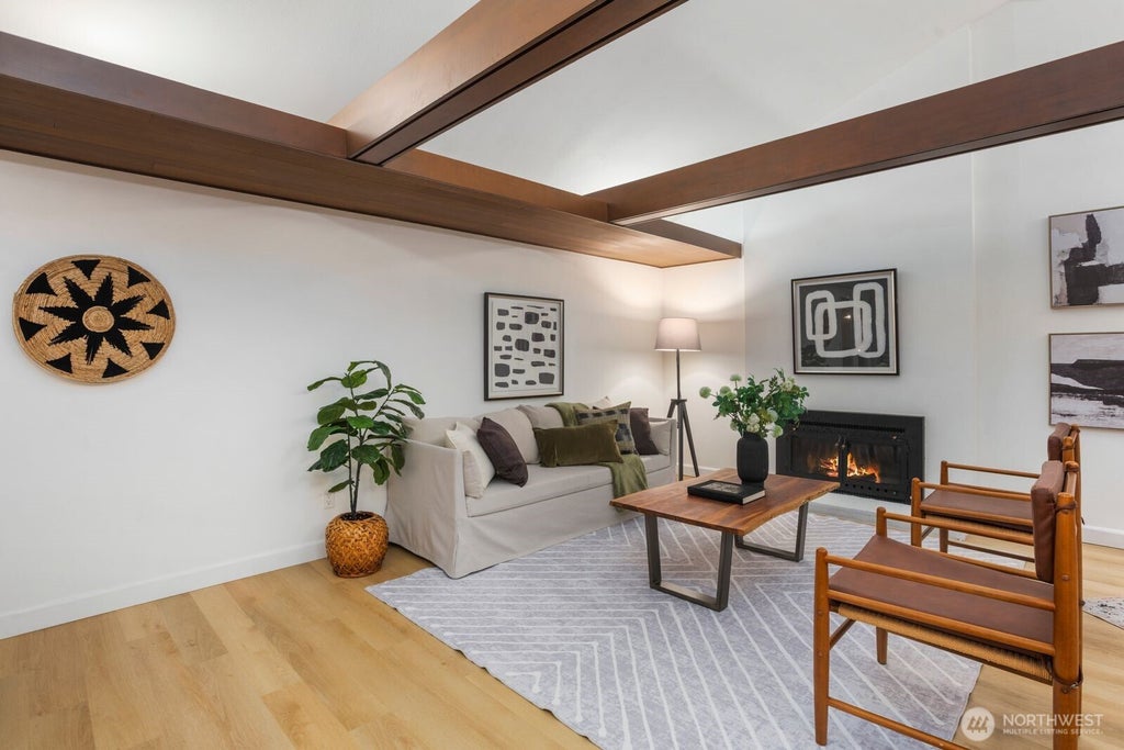Photo of 1520 Sycamore Drive SE, Issaquah, WA 98027 (MLS # 2576602)