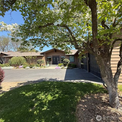 Photo of 811 Country Club Drive, Walla Walla, WA 99362 (MLS # 2405997)