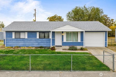 Photo of 2232 W Spruce St St, Moses Lake, WA 98837 (MLS # 2454493)