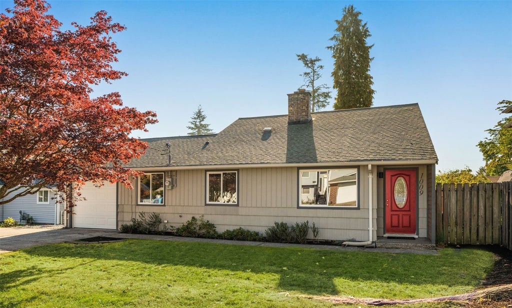 Photo of 1009 SW 125th Street, Burien, WA 98146 (MLS # 2597338)