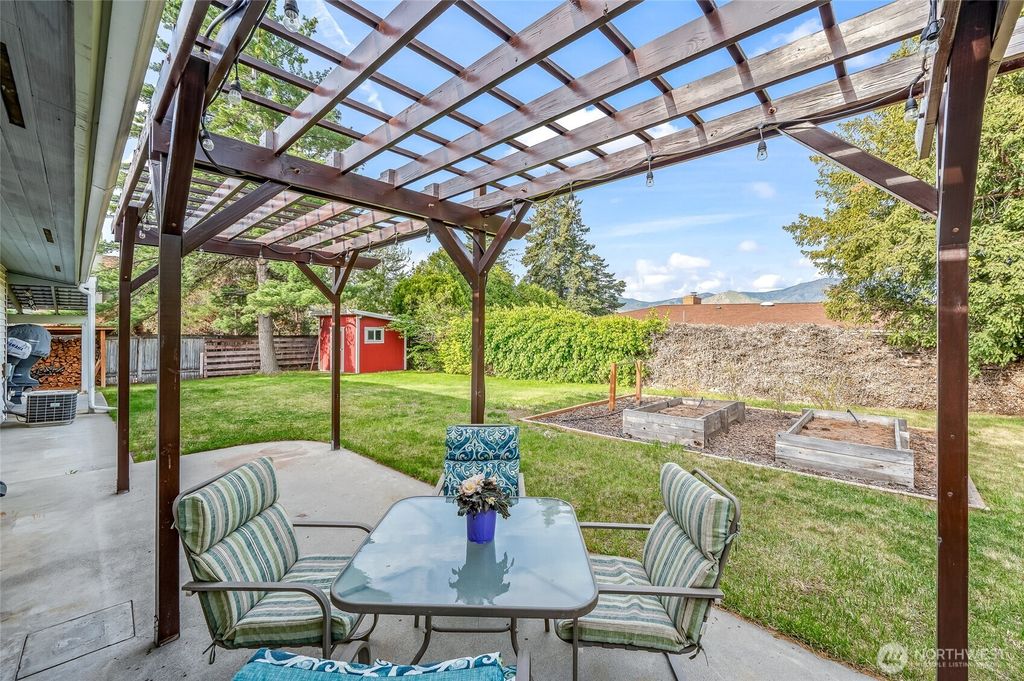 Photo of 1540 N Astor Court, East Wenatchee, WA 98802 (MLS # 2513849)