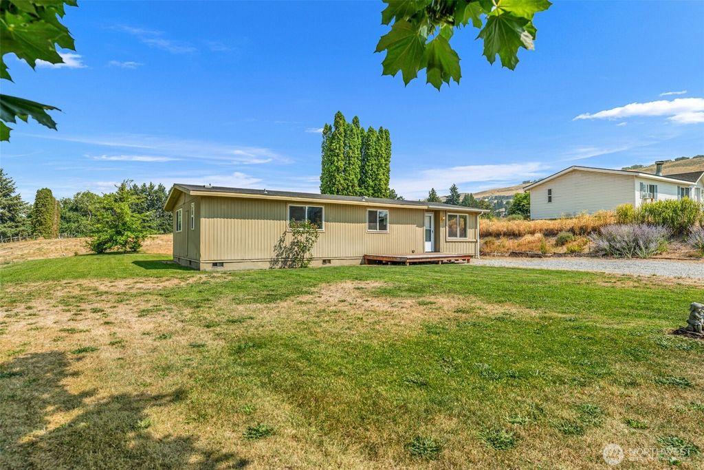 Photo of 2601 NW Boston Ave AVE, East Wenatchee, WA 98802 (MLS # 2559625)