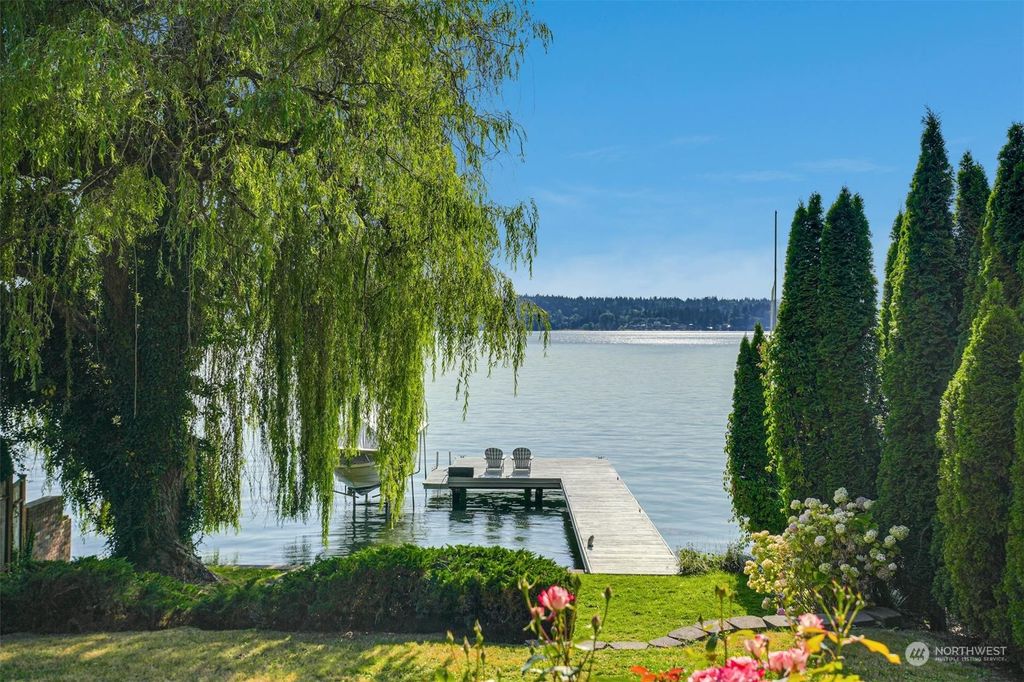 Photo of 11523 Holmes Point Drive NE, Kirkland, WA 98034 (MLS # 2274405)