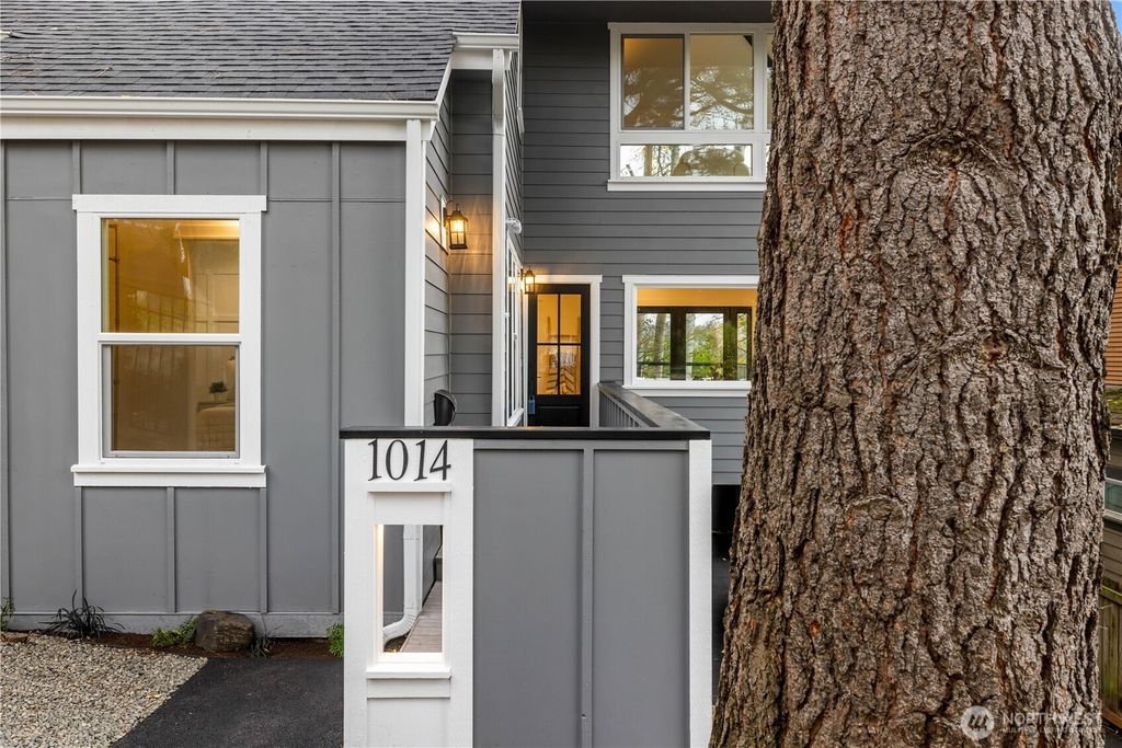 Photo of 1014 4th Avenue N, Seattle, WA 98109 (MLS # 2455774)