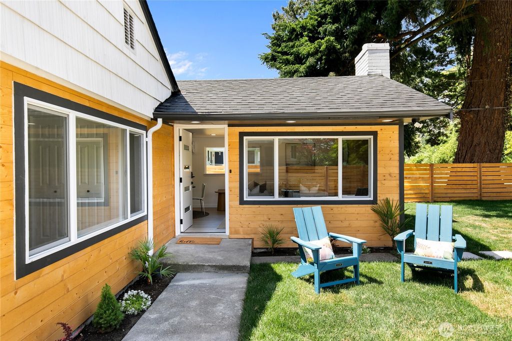 Photo of 11 SW 100th Street, Seattle, WA 98146 (MLS # 2388110)