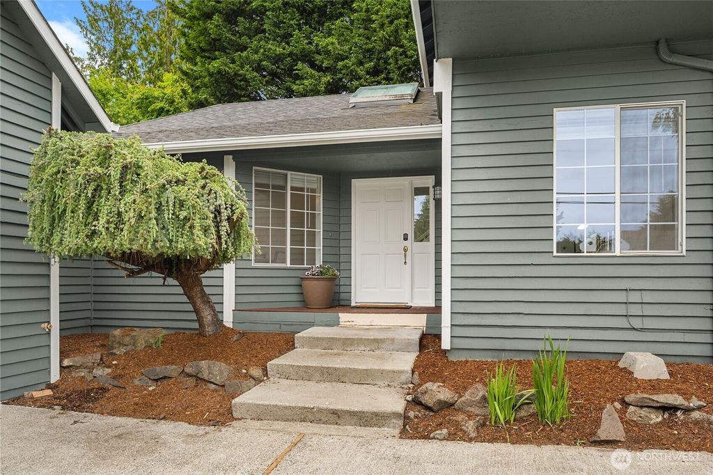 Photo of 2816 61st Avenue SE, Mercer Island, WA 98040 (MLS # 2377817)