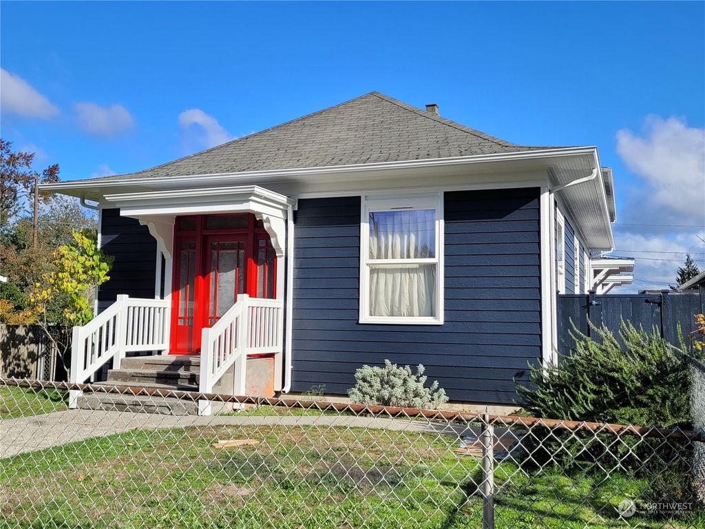 Photo of 10512 Fremont Avenue N, Seattle, WA 98133 (MLS # 2251302)